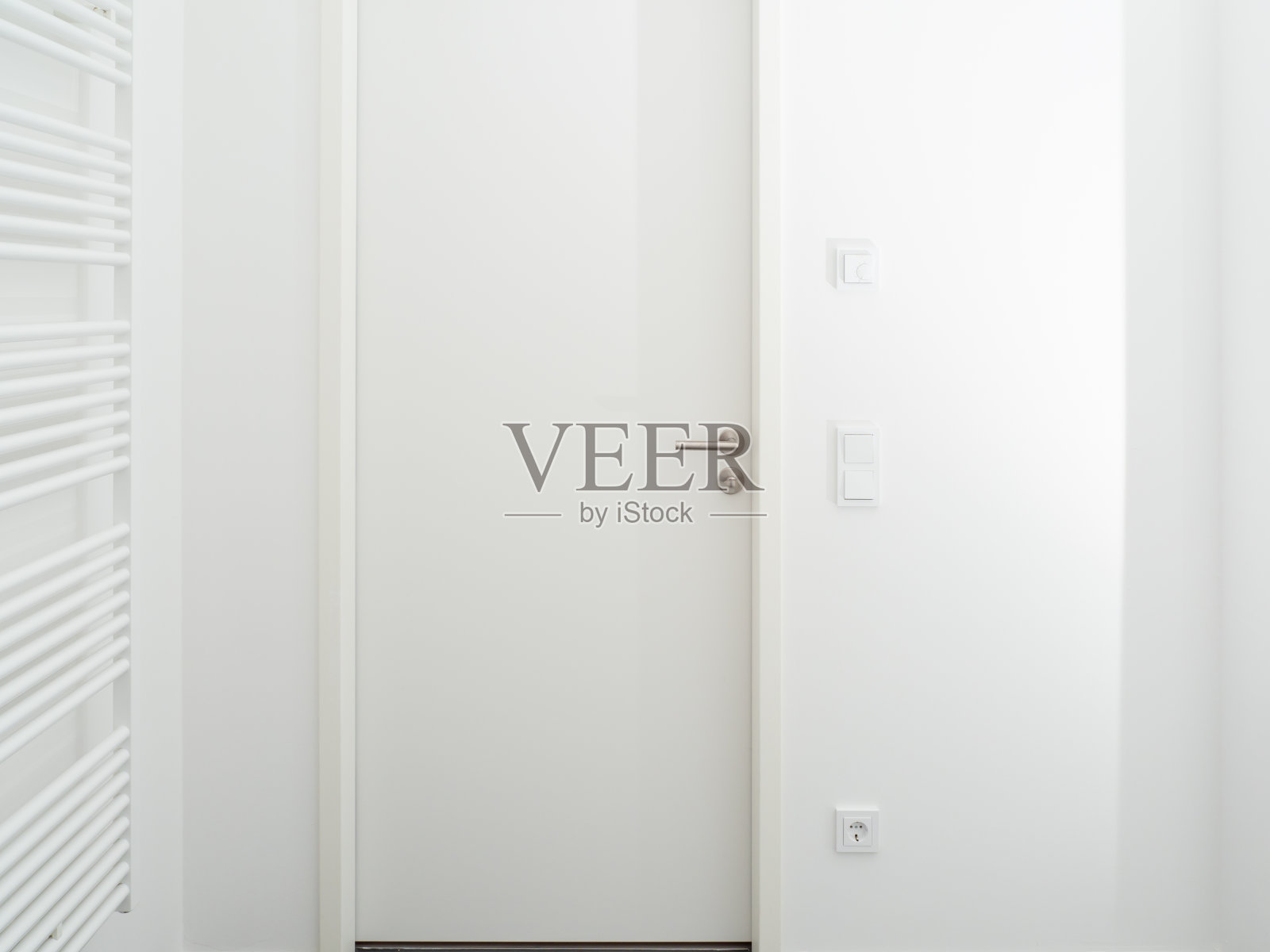 浴室里用来擦毛巾的电池。照片摄影图片