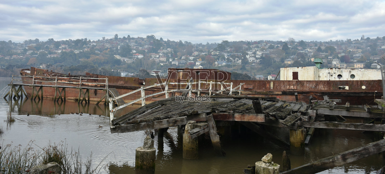 河上驳船照片摄影图片