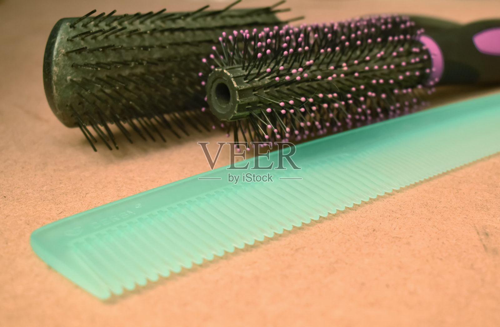 摆放在沙龙桌上的各种塑料梳子的近照照片摄影图片