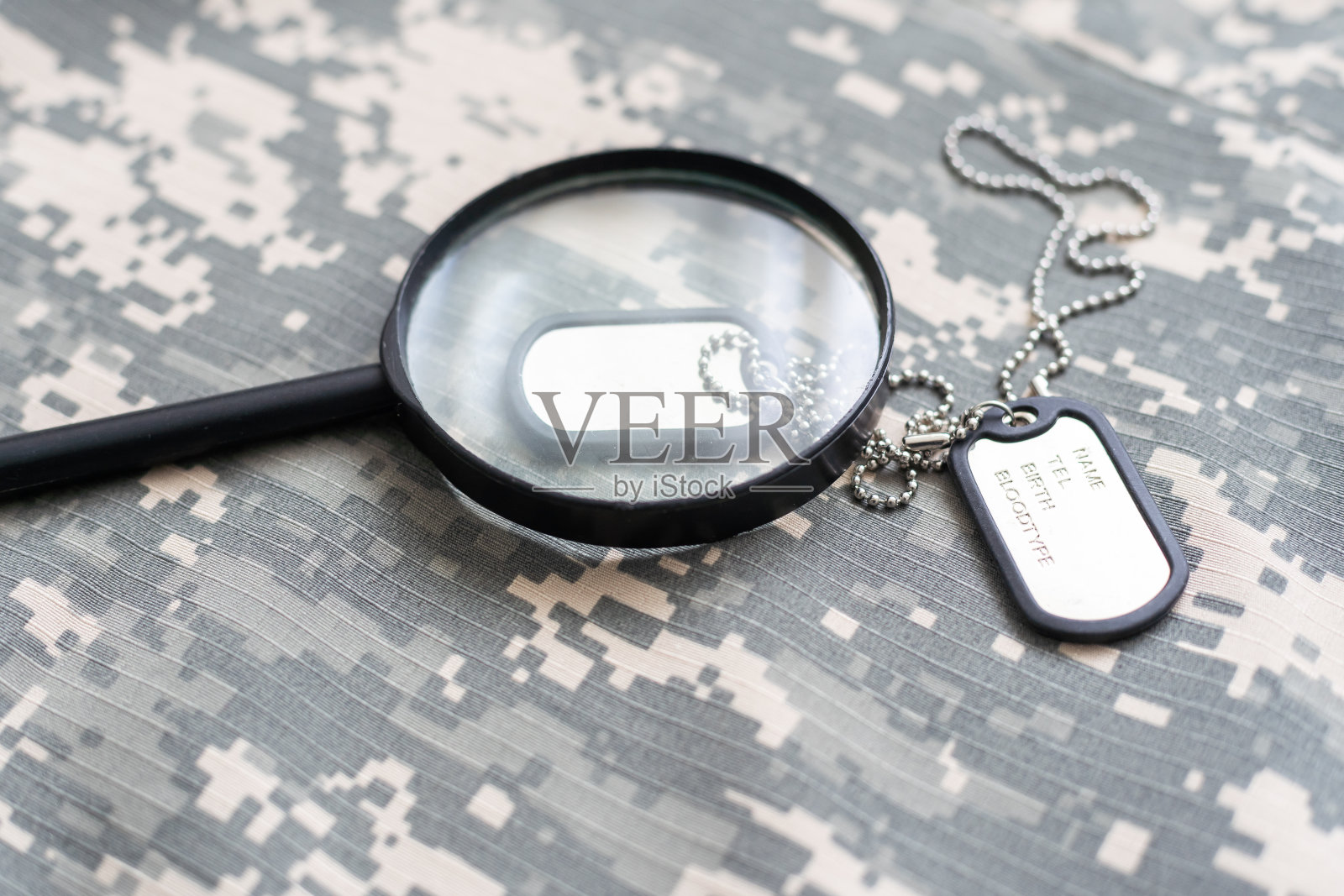 绿色军装上的放大镜照片摄影图片