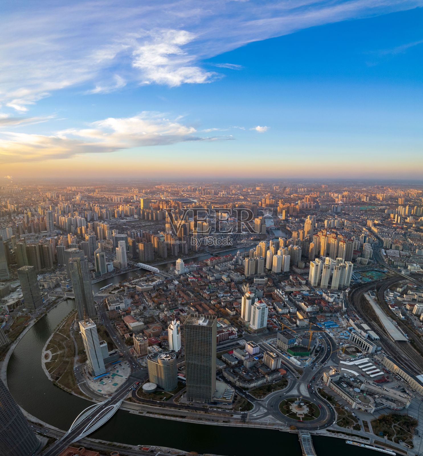 天津的城市空间和美丽的摩天大楼在中国的日出照片摄影图片
