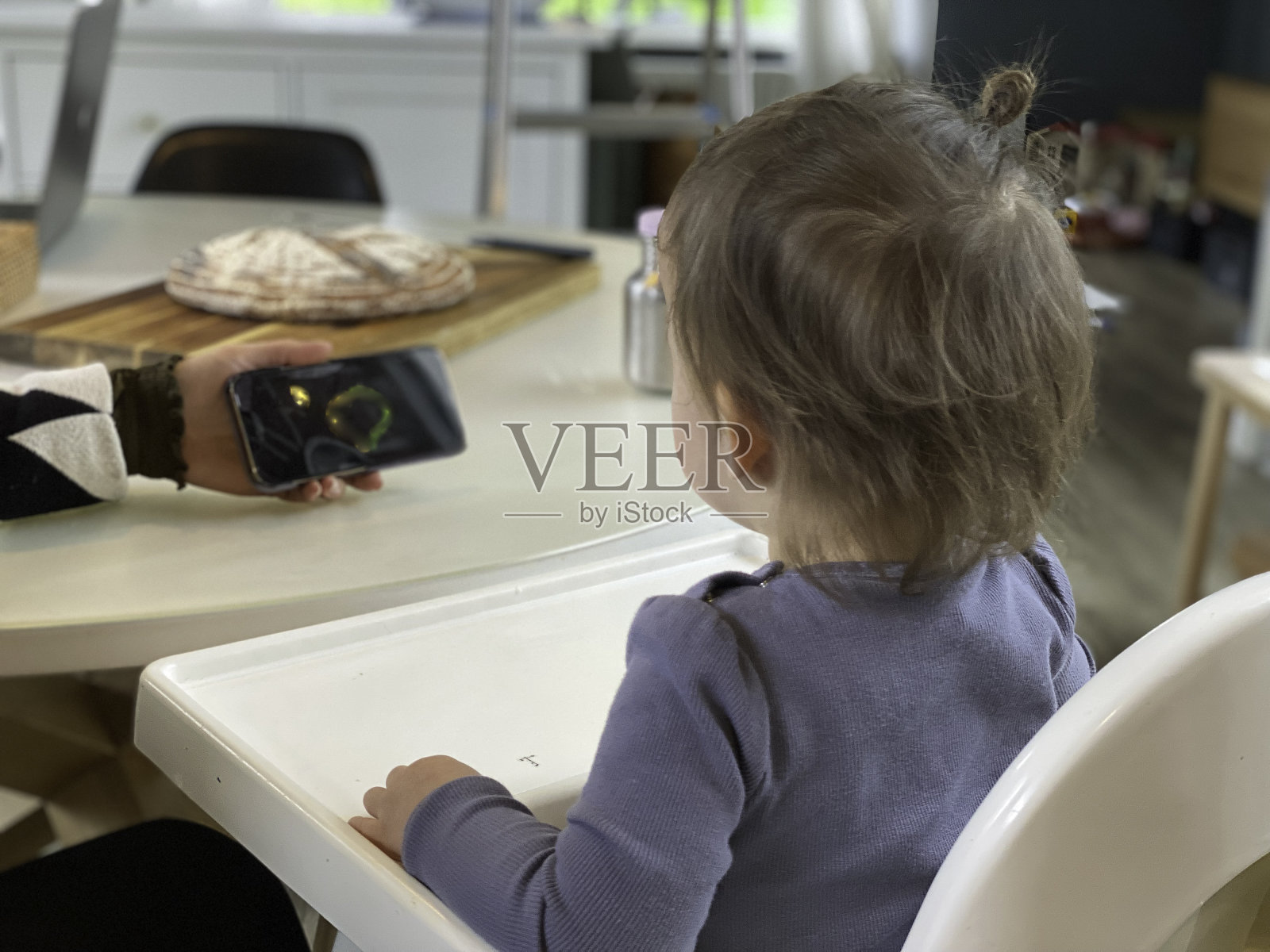 年轻家庭聚餐照片摄影图片