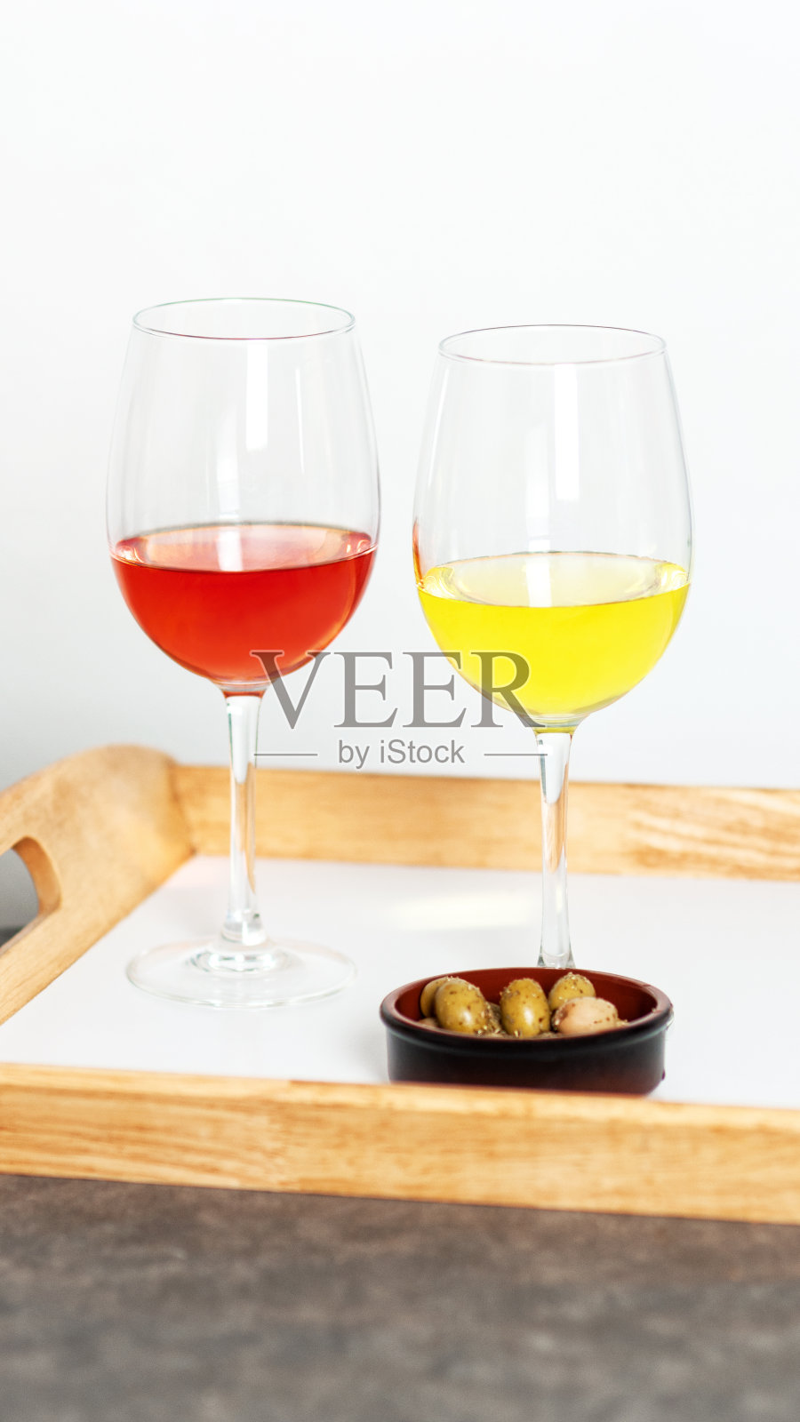 两杯基尔酒作为开胃酒照片摄影图片