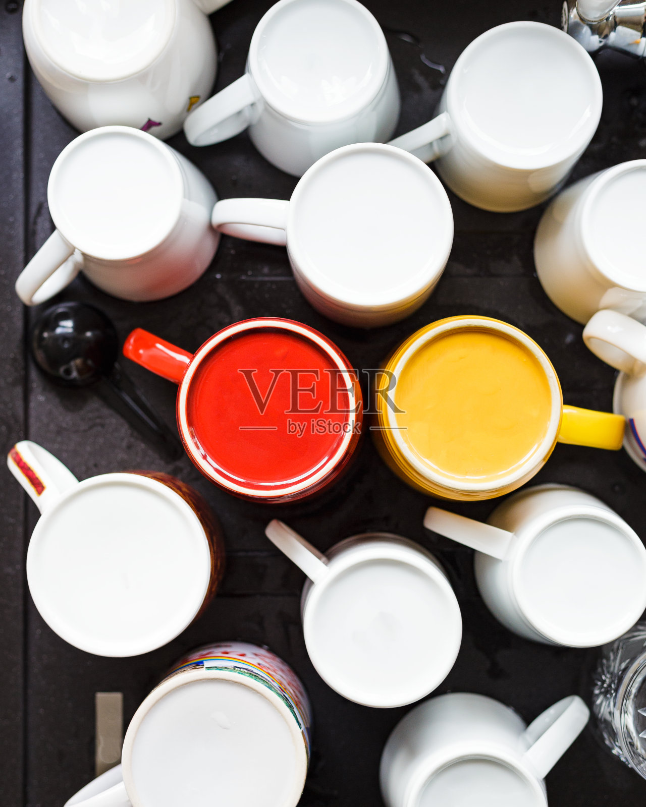 排水板上的杯子和马克杯的高角度视图照片摄影图片