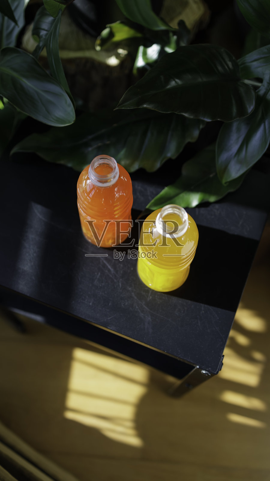 五颜六色的红色和黄橙色饮料照片摄影图片