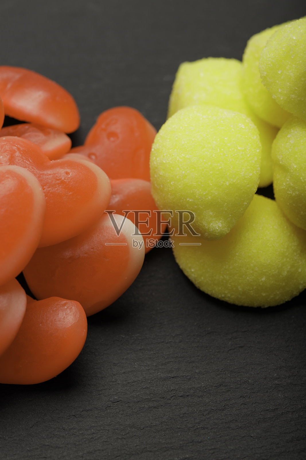 心形和柠檬形状的彩色糖豆照片摄影图片