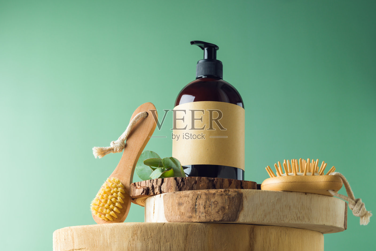 天然化妆品瓶与标签在绿色背景上的木制讲台。包装模拟模板设计照片摄影图片