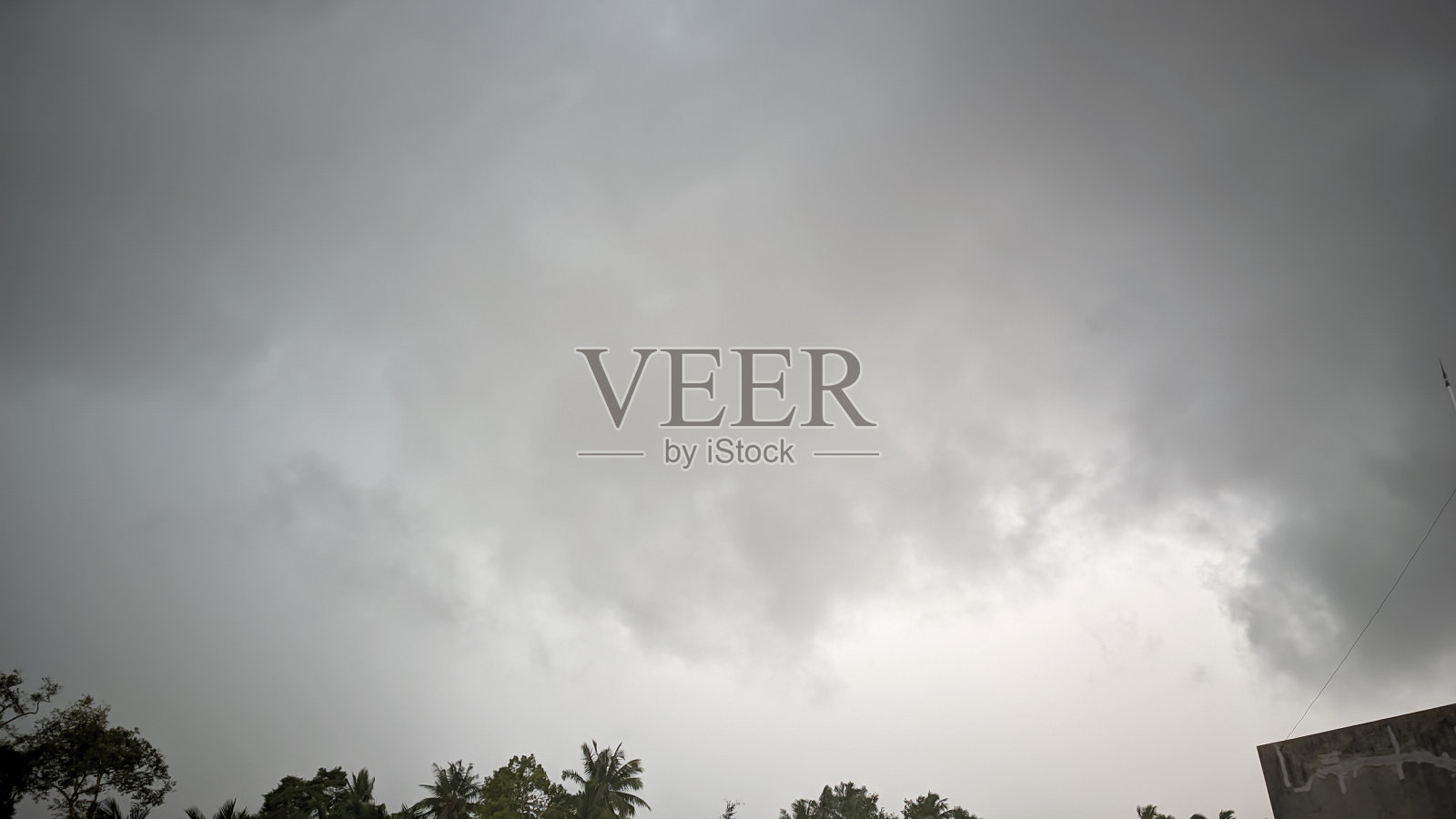 多云的天气，天空中有乌云是下雨和大风暴的征兆照片摄影图片