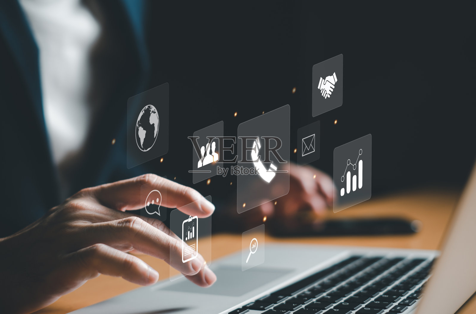 男人们用手指着对方的手指，并伸出手来联系客户服务或在网上购买订单。全球营销，让企业与洞察客户数据连接照片摄影图片