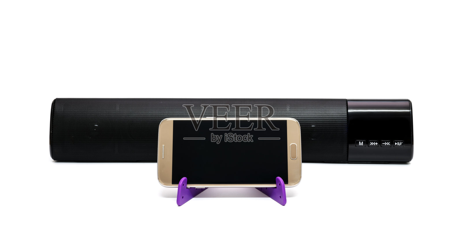 手机和黑色蓝牙扬声器被隔离在白色背景上照片摄影图片