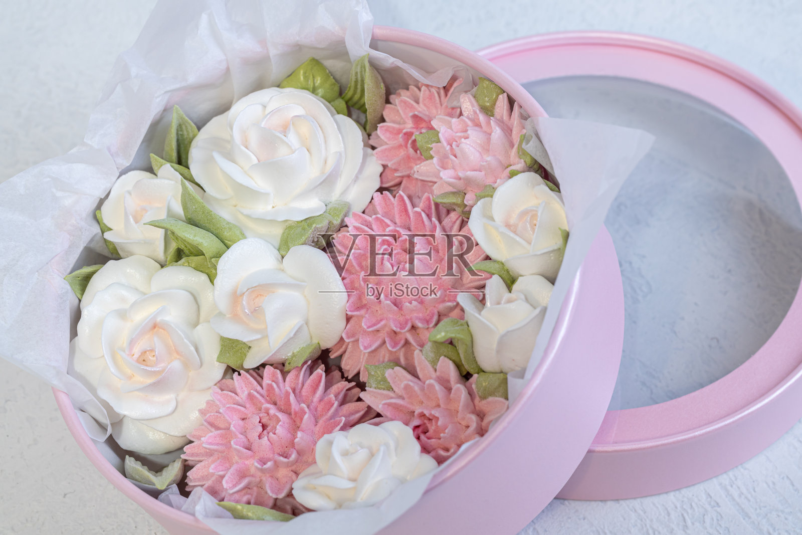 和风花束在一个礼盒上的光背景照片摄影图片