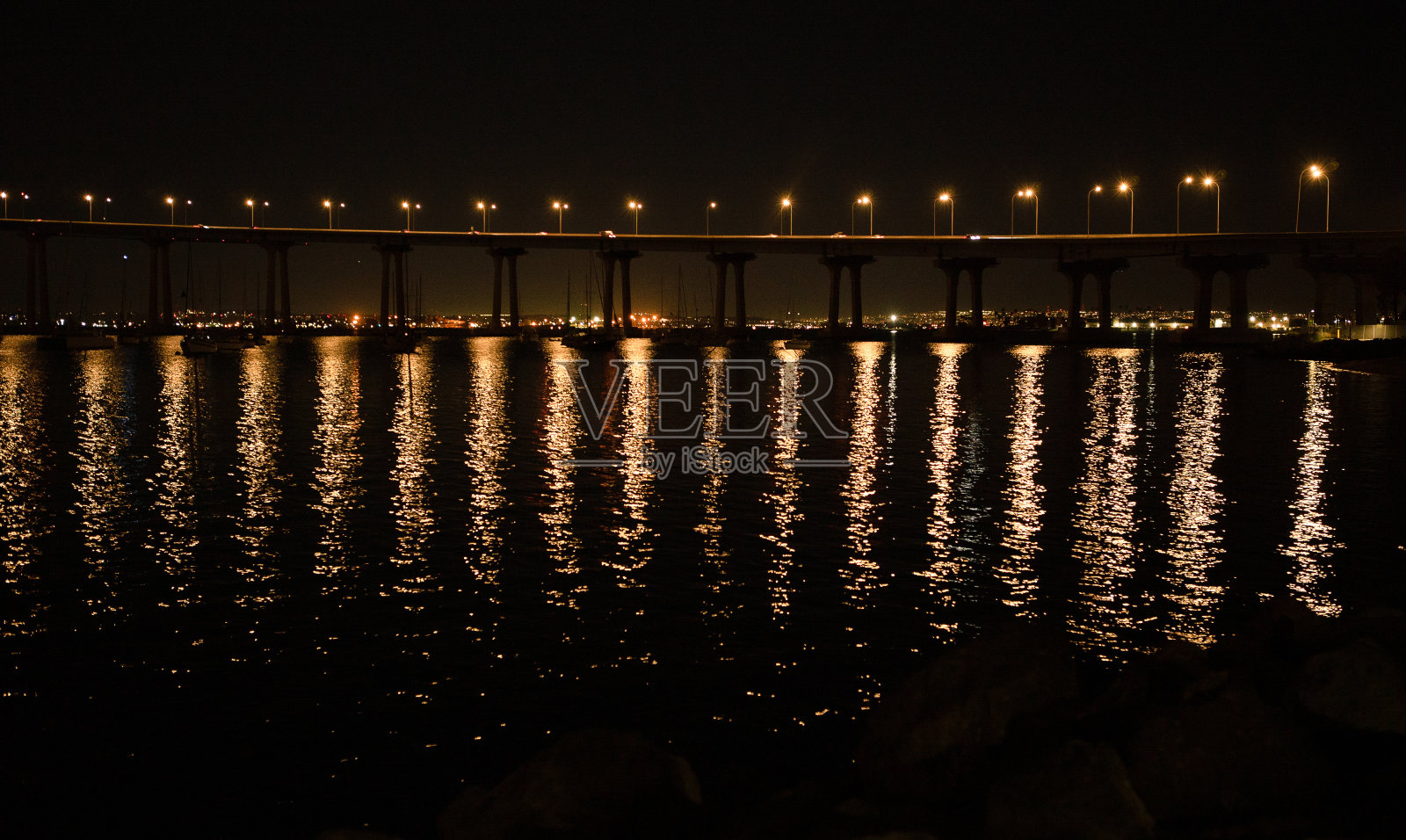 俯瞰海湾对岸的大桥，夜晚灯火通明照片摄影图片