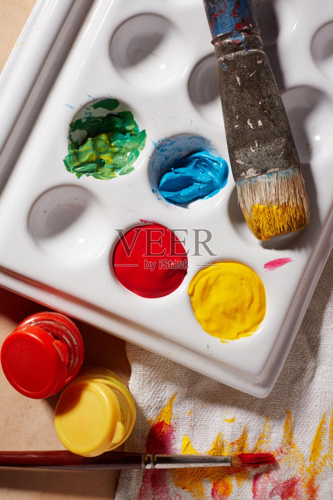 调色板、画笔和颜料照片摄影图片