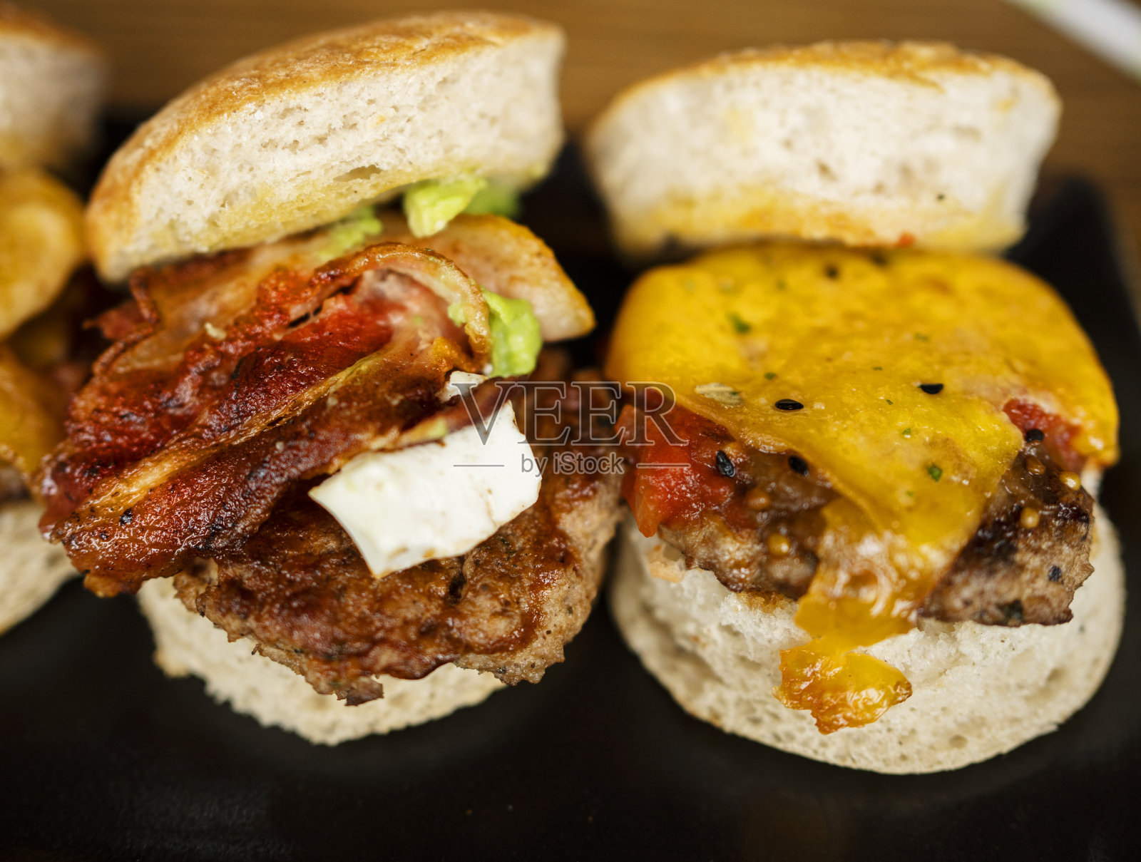 桌上放着两个刚做的美味汉堡照片摄影图片