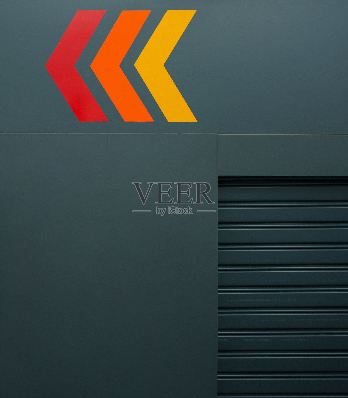 用橙色和红色箭头指向左边的住宅楼。照片摄影图片