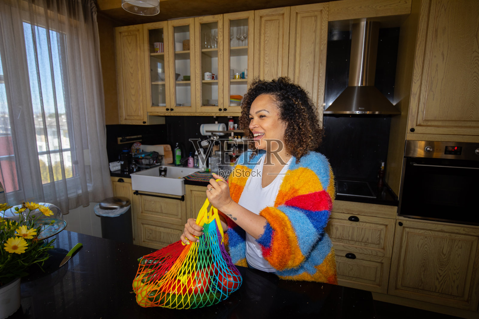 一名妇女从零废物包装袋中取出当地食品照片摄影图片