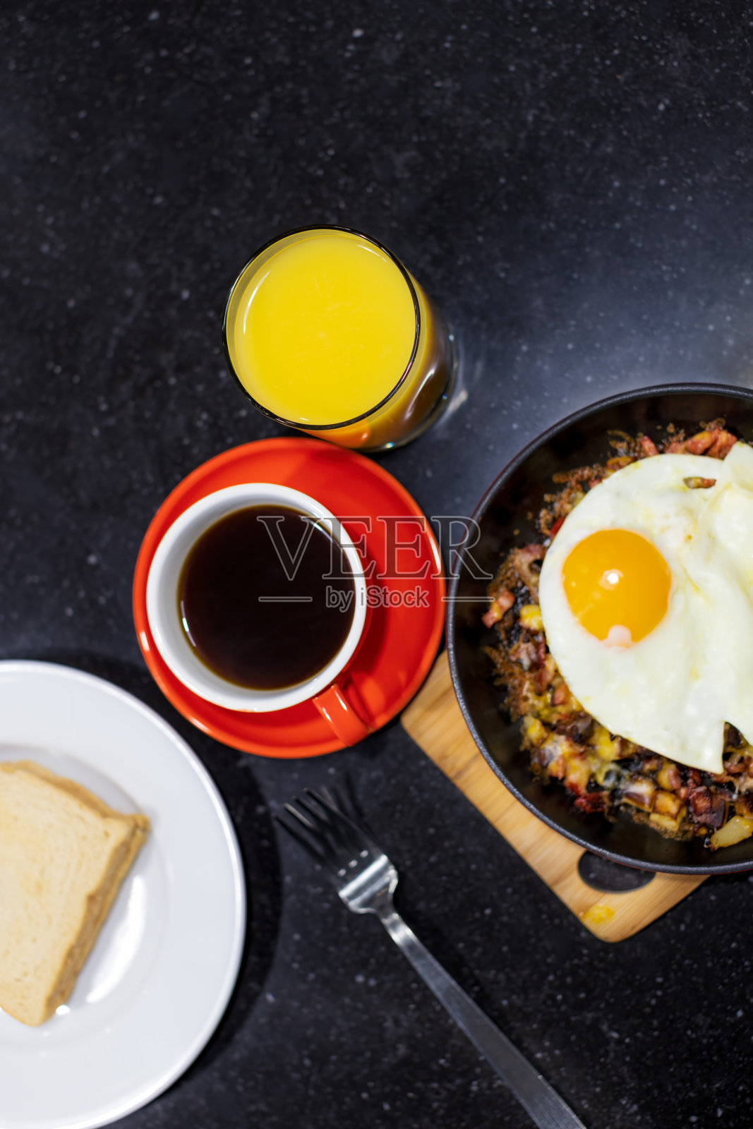 健康早餐煎锅配咖啡和橙汁照片摄影图片