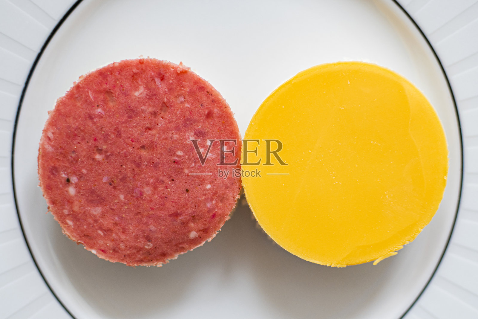 盘里有意大利腊肠切达干酪和面包照片摄影图片