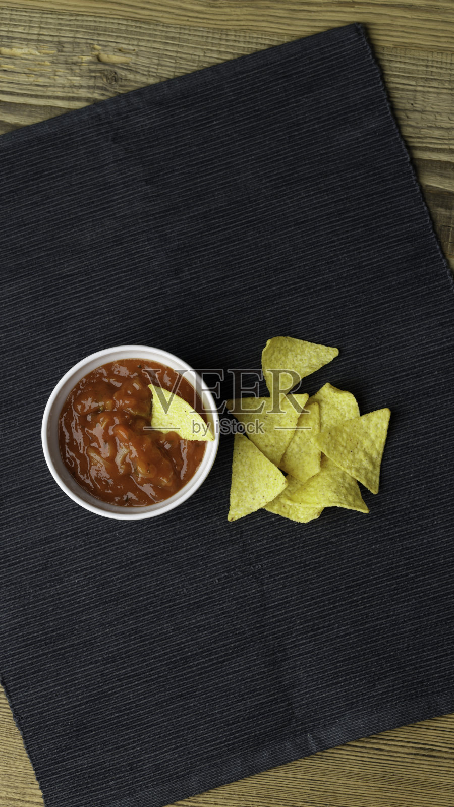 美味小吃:红辣味番茄沙司和黄色脆脆玉米片照片摄影图片