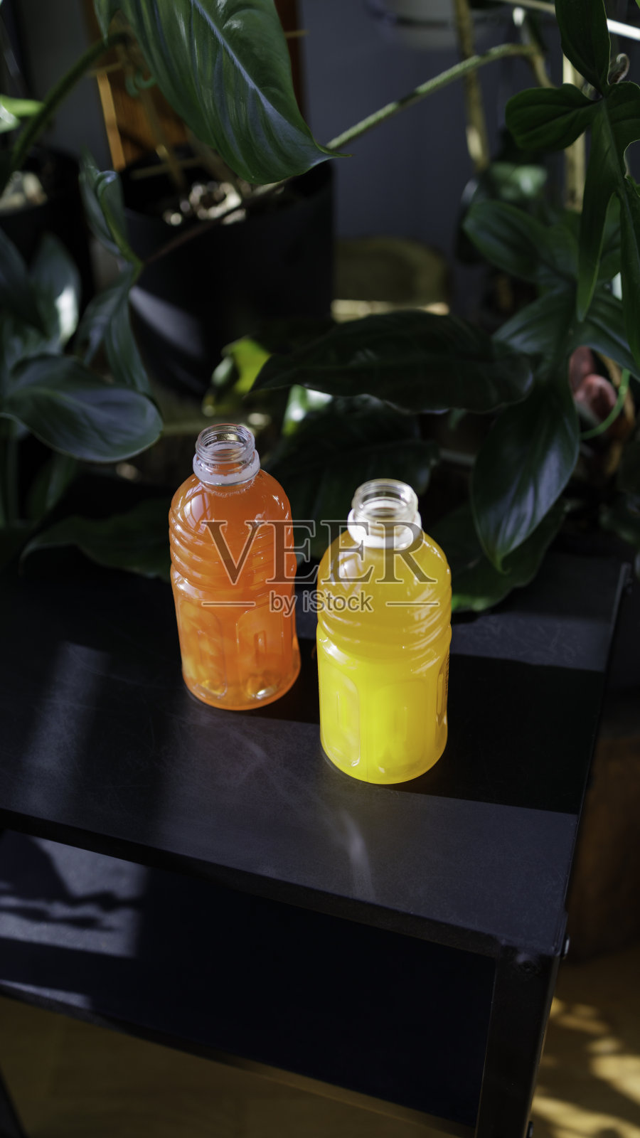 五颜六色的红色和黄橙色饮料照片摄影图片