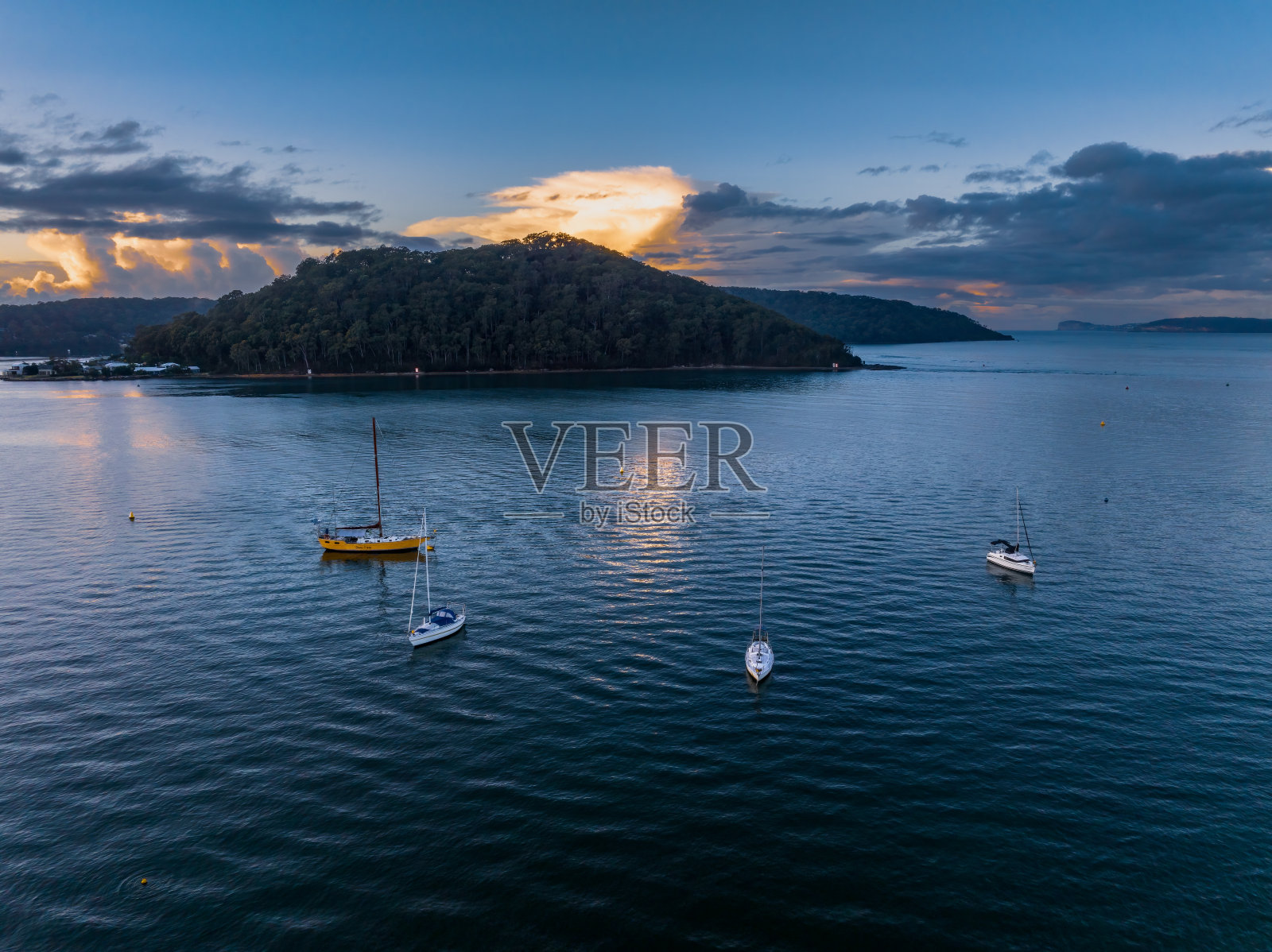 空中日出水景与分散的雨云，雾和船照片摄影图片