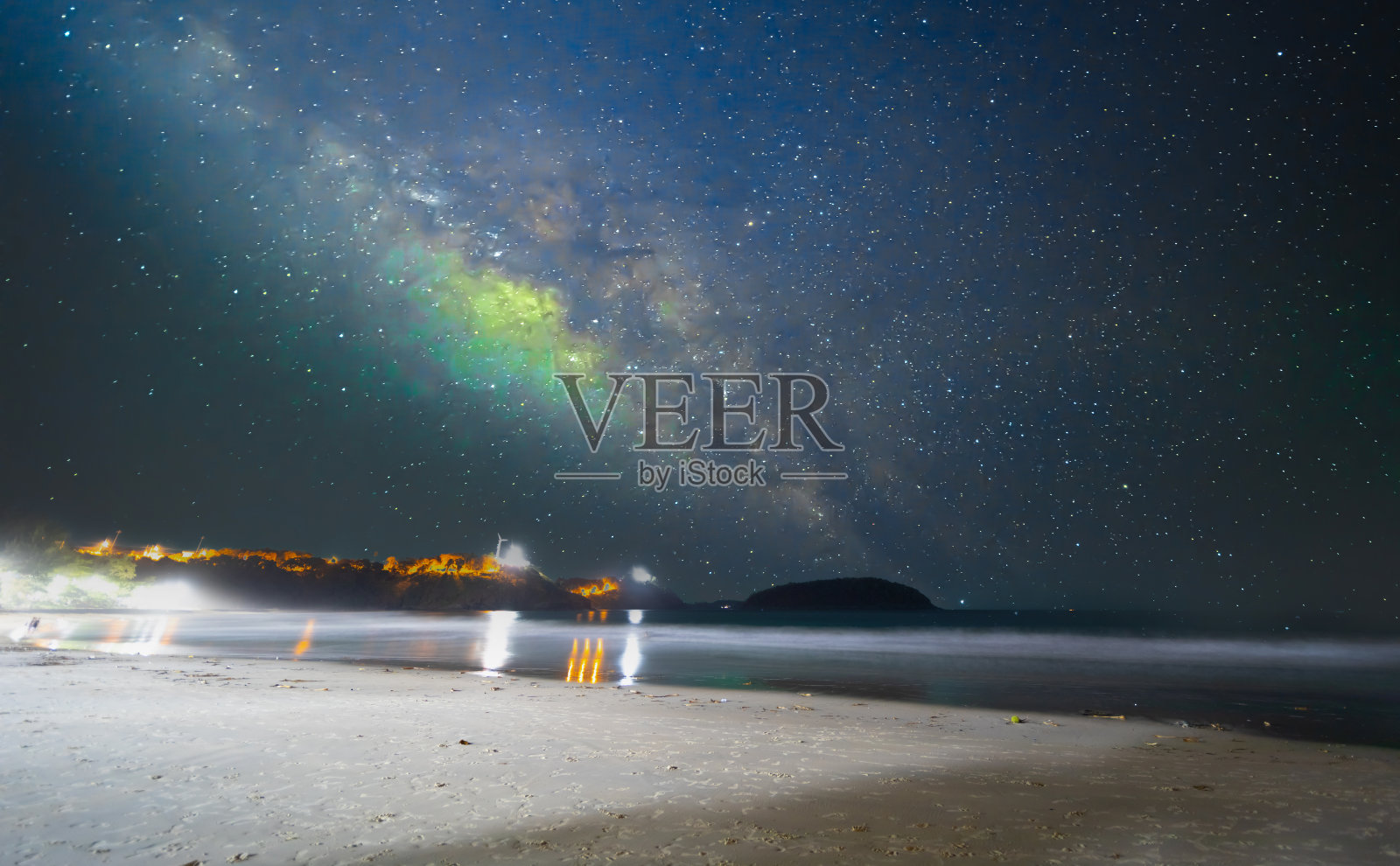 泰国普吉岛奈哈海滩，夜晚的银河美景。白天，它有碧蓝的海水，郁郁葱葱的青山，五彩缤纷的天空。奈汉泳滩照片摄影图片