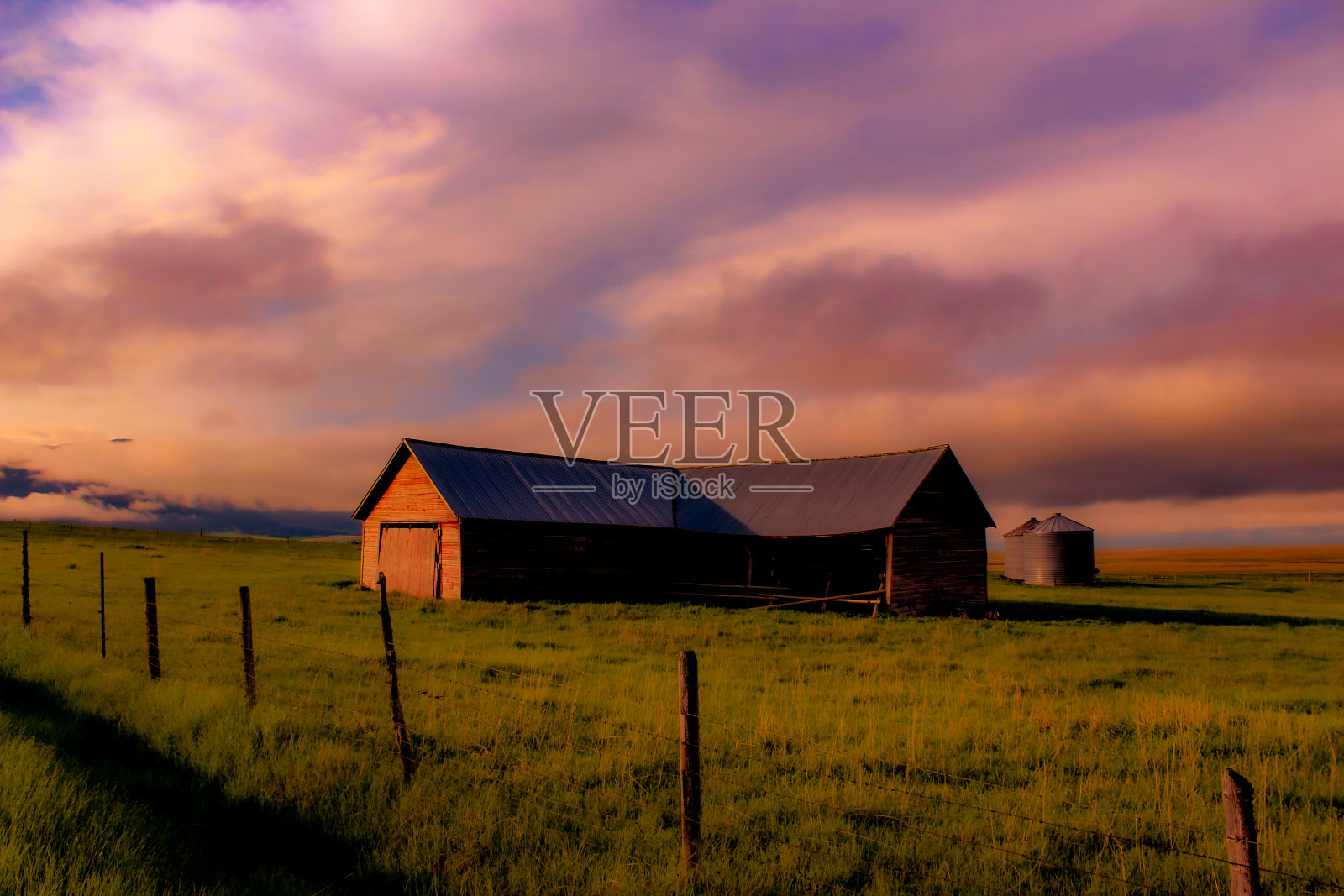 小红谷仓照片摄影图片