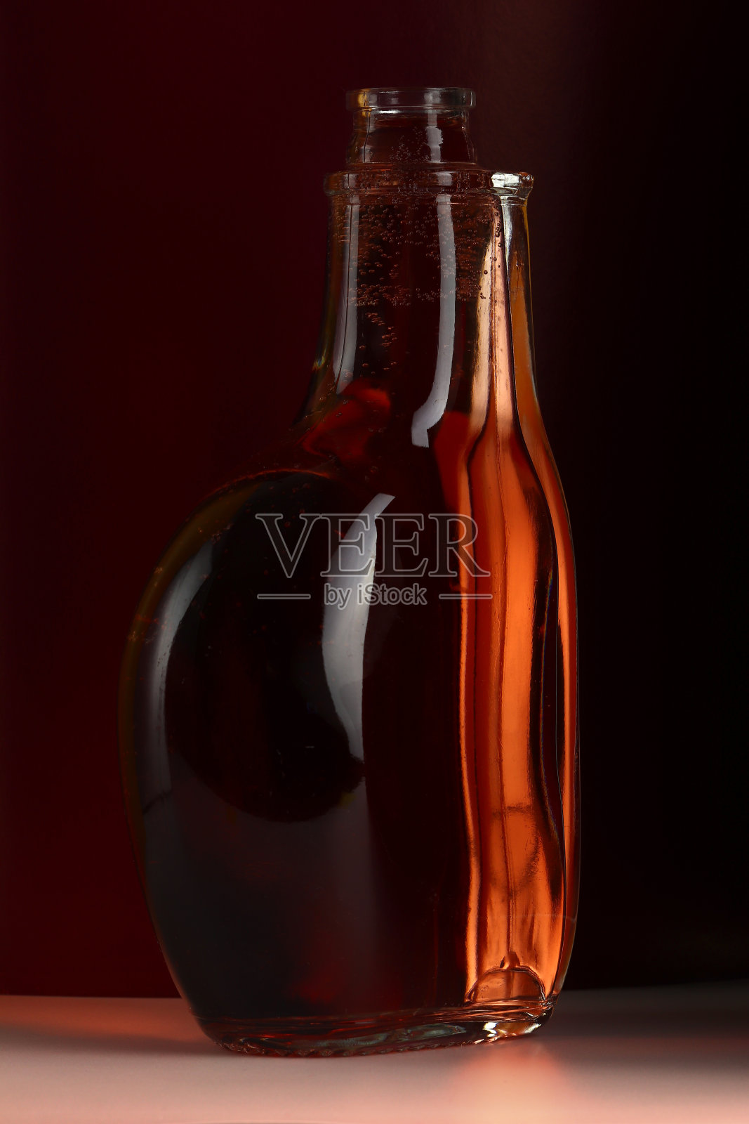 一个色彩丰富的静物瓶酒精与抽象的亮点在黑暗的背景。照片摄影图片