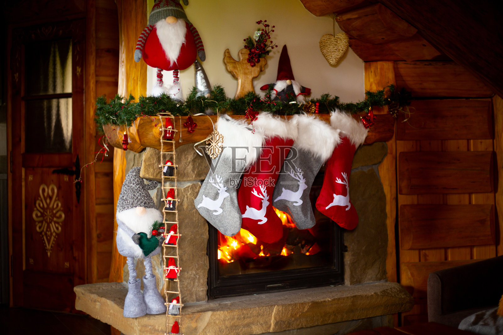圣诞袜挂在燃烧的壁炉上照片摄影图片