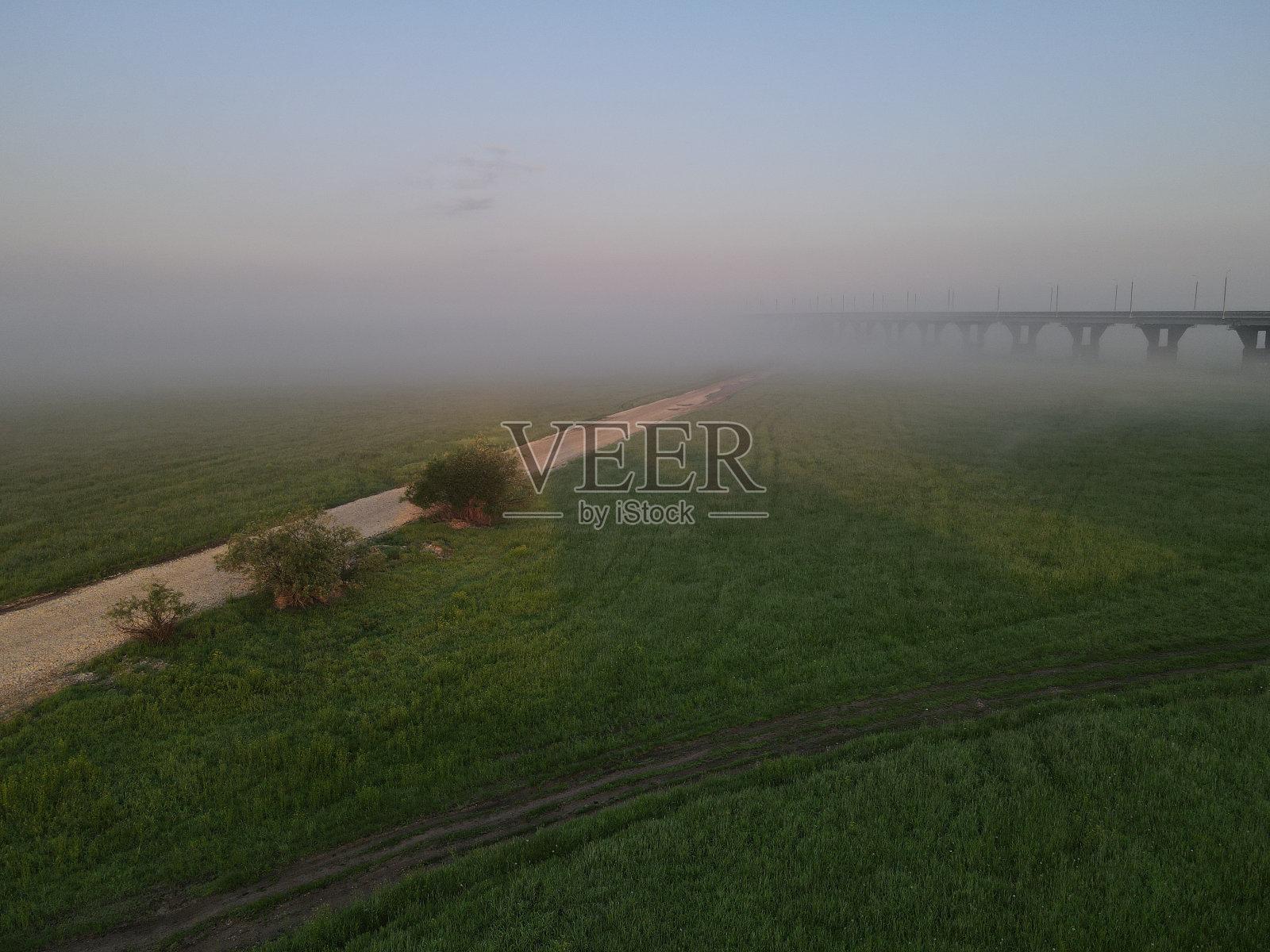 顶视图雾蒙蒙的黎明景观河照片摄影图片