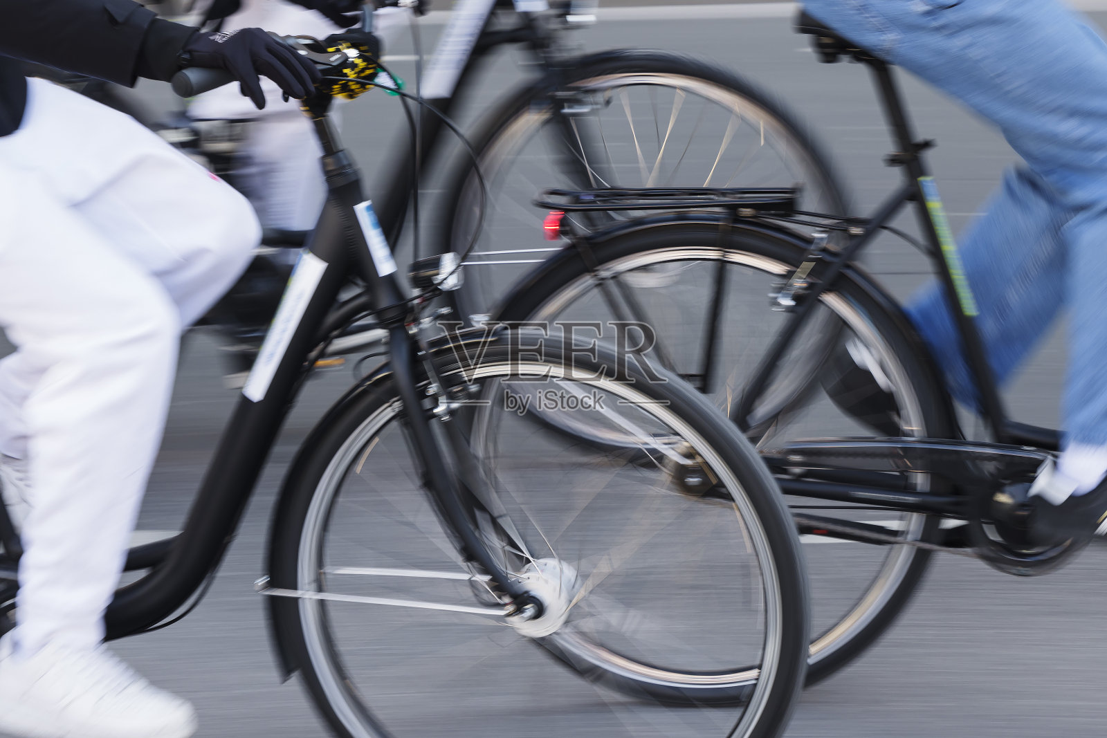 自行车的轮子在城市中移动照片摄影图片