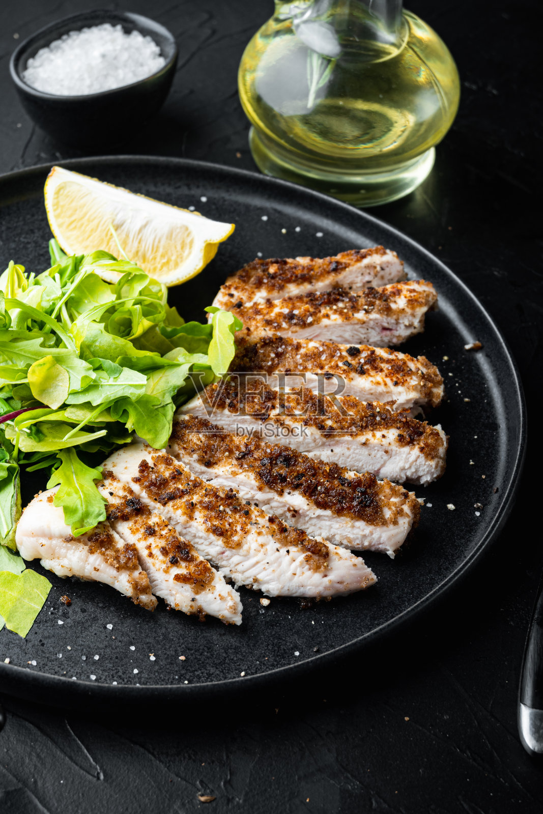 黑底烤鸡胸片照片摄影图片