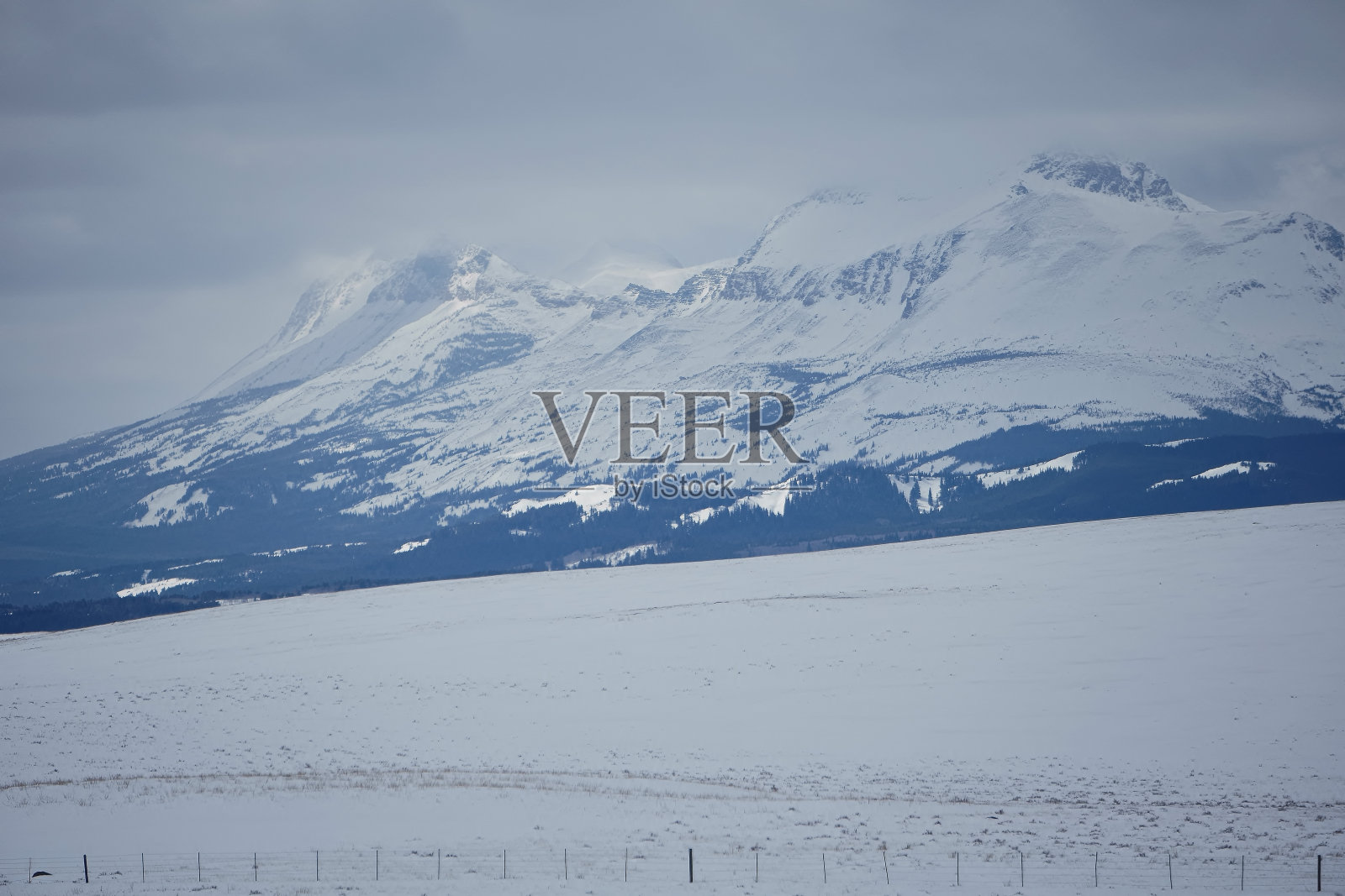 越过山顶的冬季风暴照片摄影图片