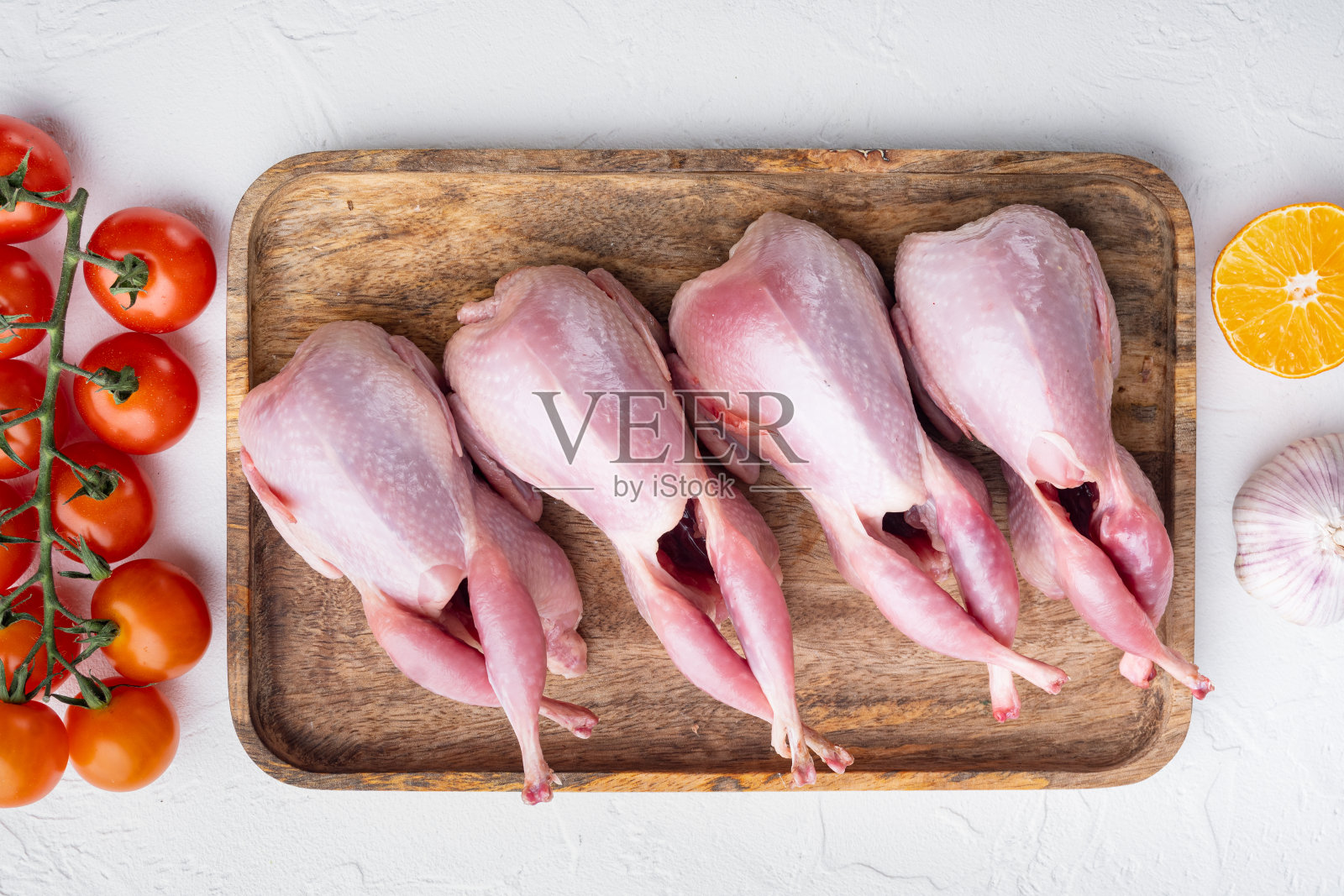 准备烹饪的新鲜的生鹌鹑肉，平躺在白色纹理的背景上照片摄影图片