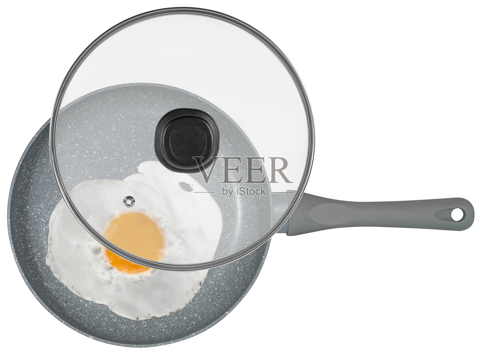 煎锅上的炒鸡蛋，单独放置在白色背景上照片摄影图片