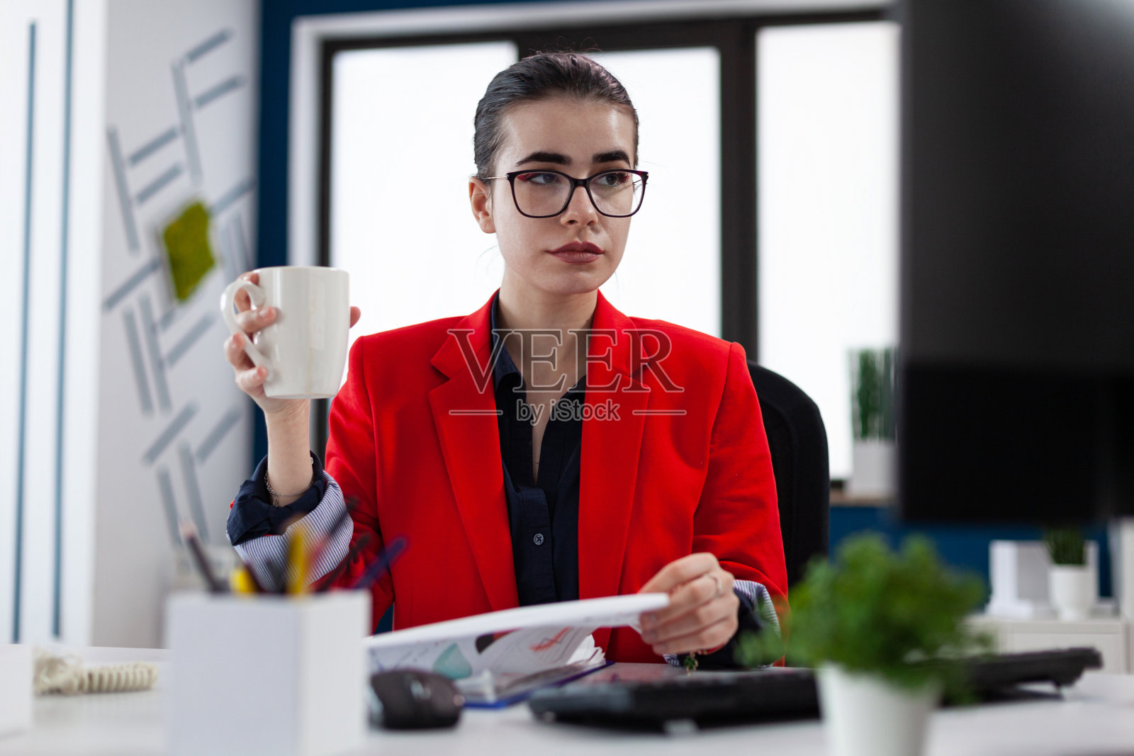 企业家在办公场所拿着一杯咖啡照片摄影图片