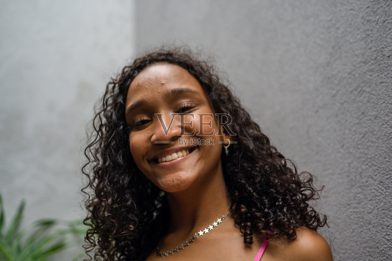 一个卷发年轻女子的多样性画像照片摄影图片