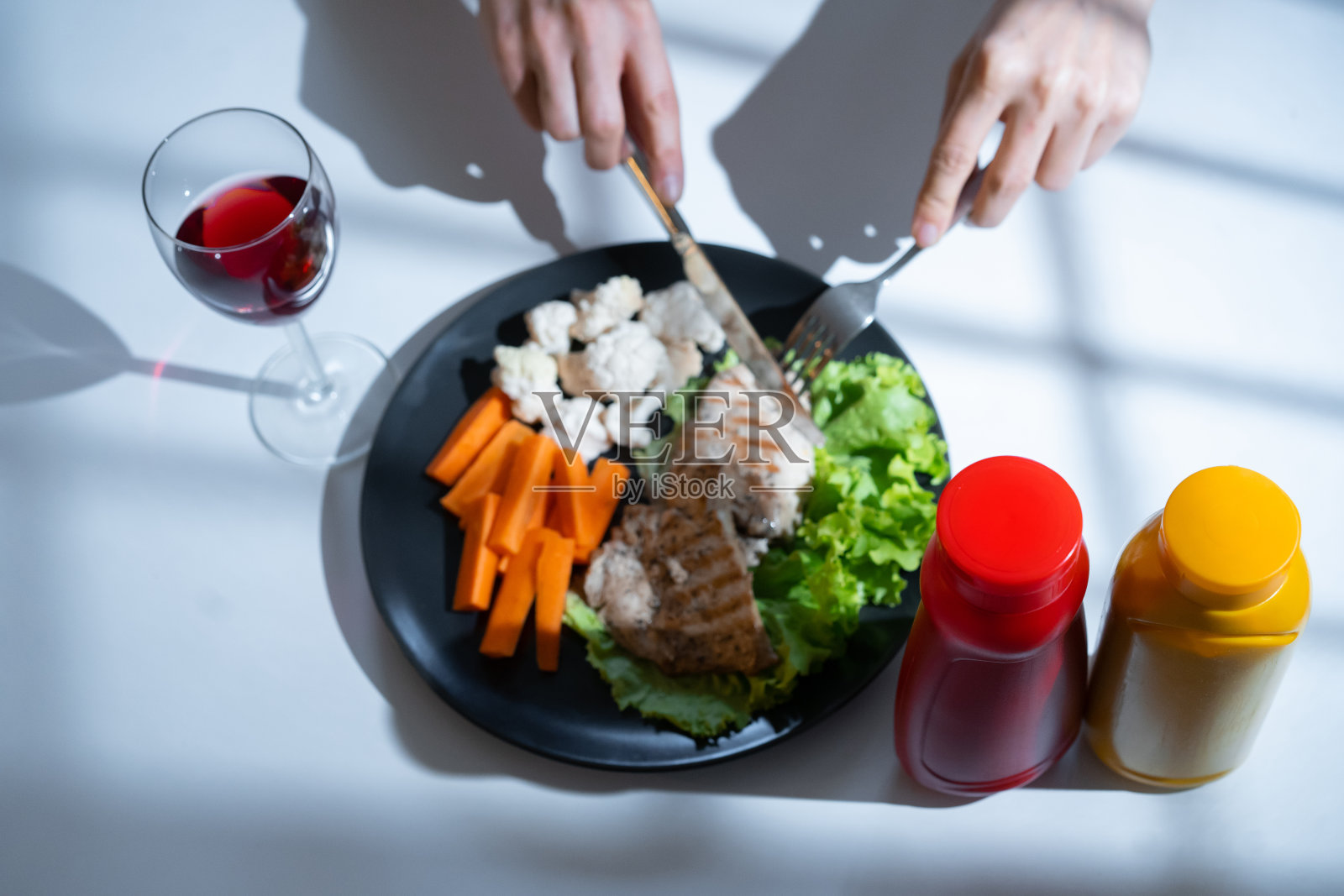 晚餐时切鸡胸肉照片摄影图片