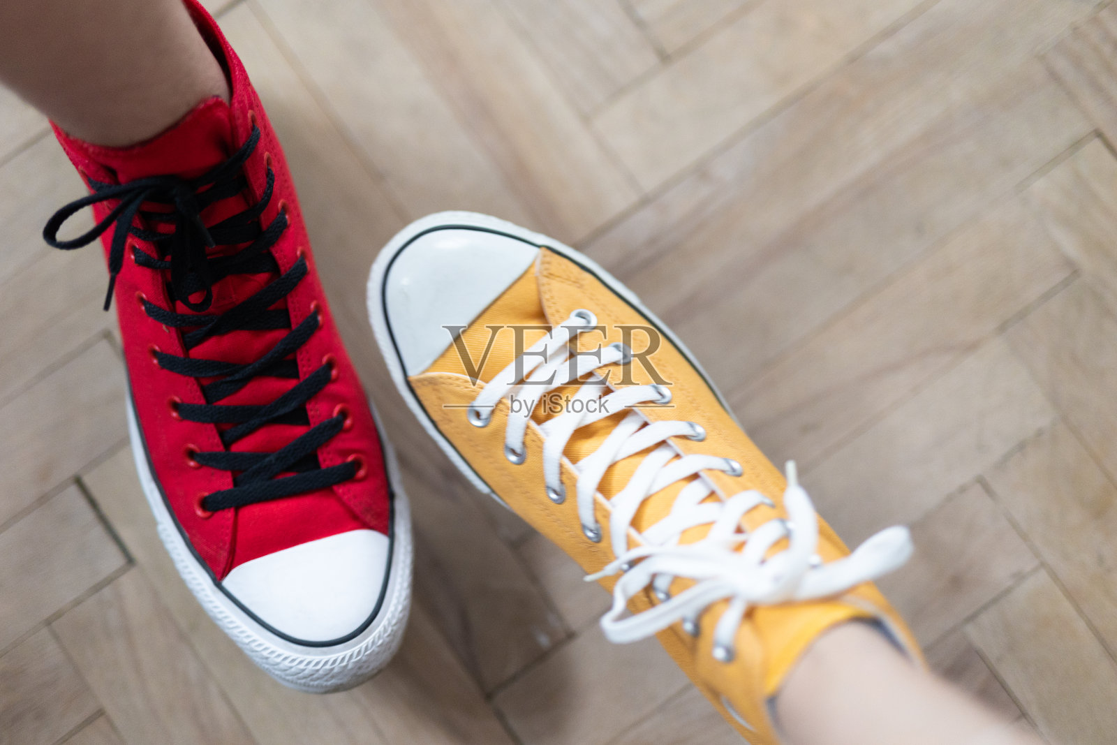 红色和黄色运动鞋照片摄影图片