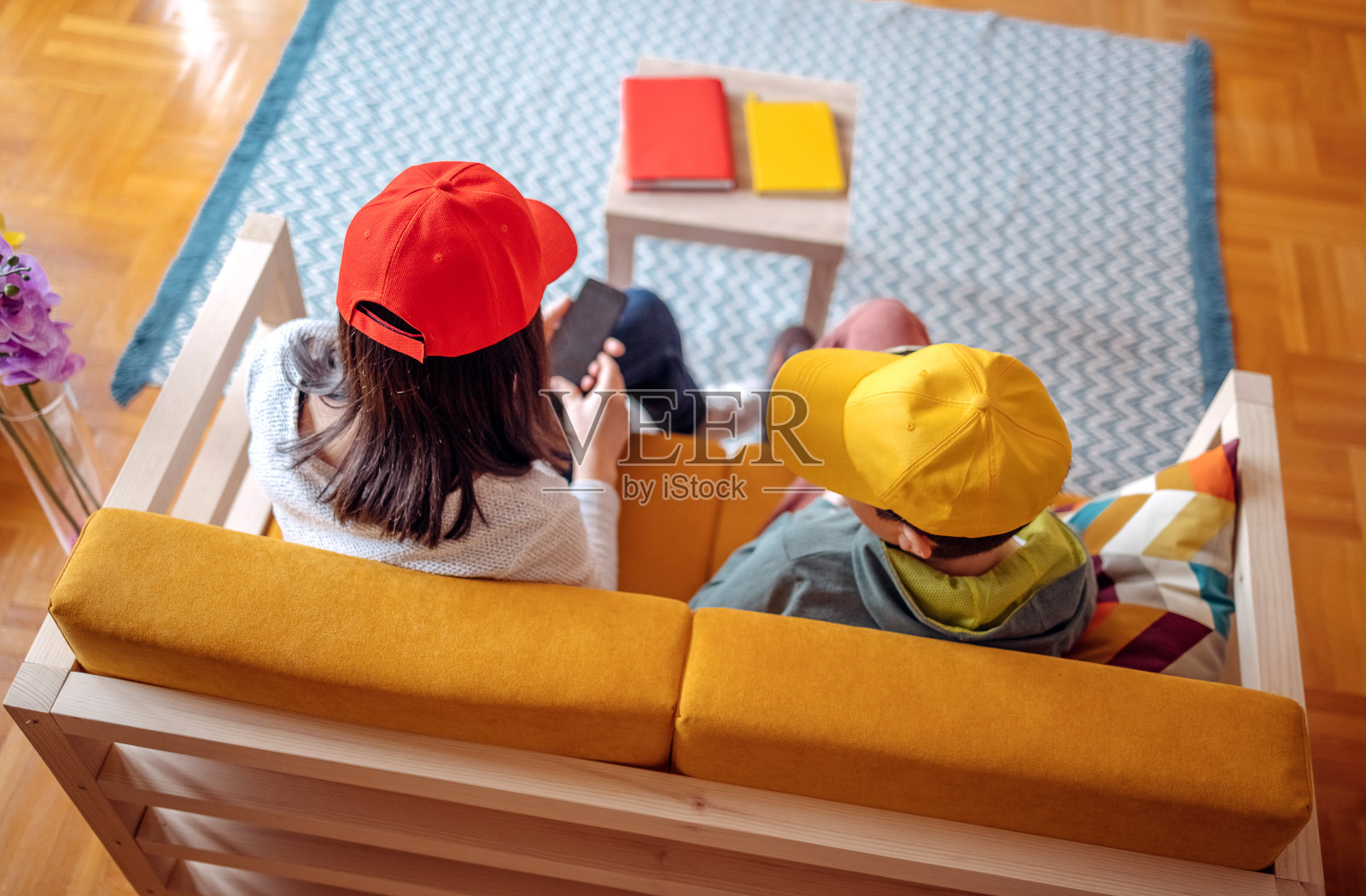 注意红色和黄色照片摄影图片