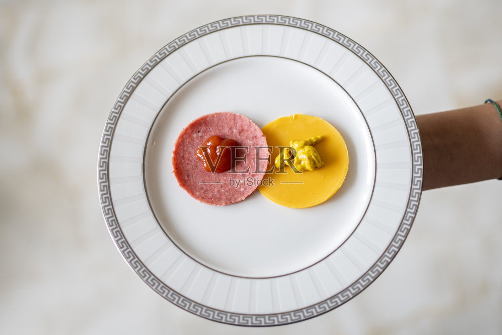 盘子里的腊肠和切达干酪照片摄影图片