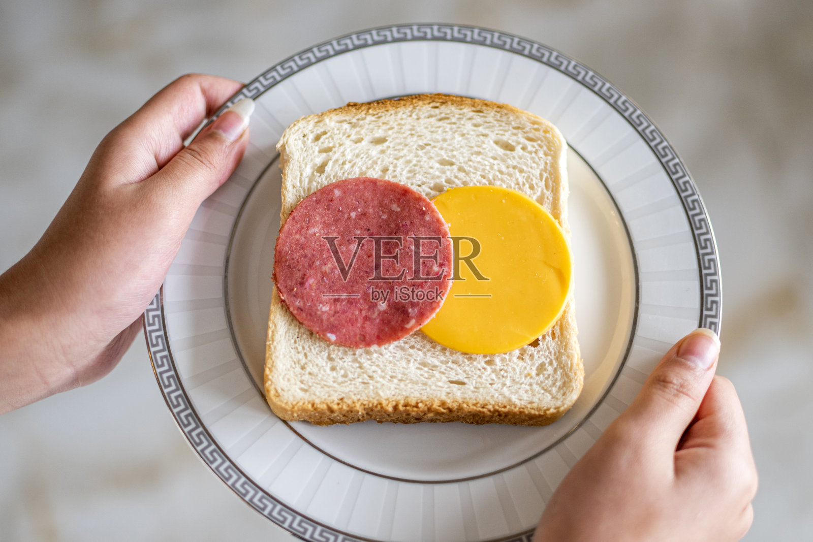 意大利腊肠和切达干酪，盘子里装着面包照片摄影图片