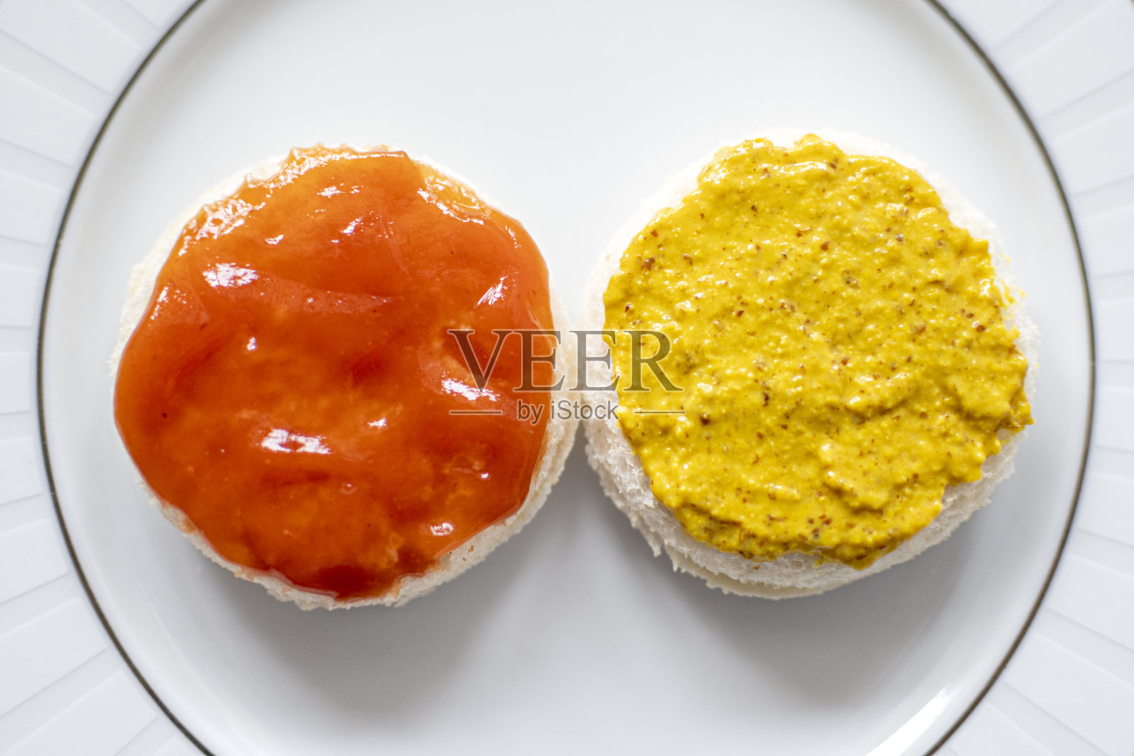 涂上番茄酱和芥末，就可以吃了照片摄影图片