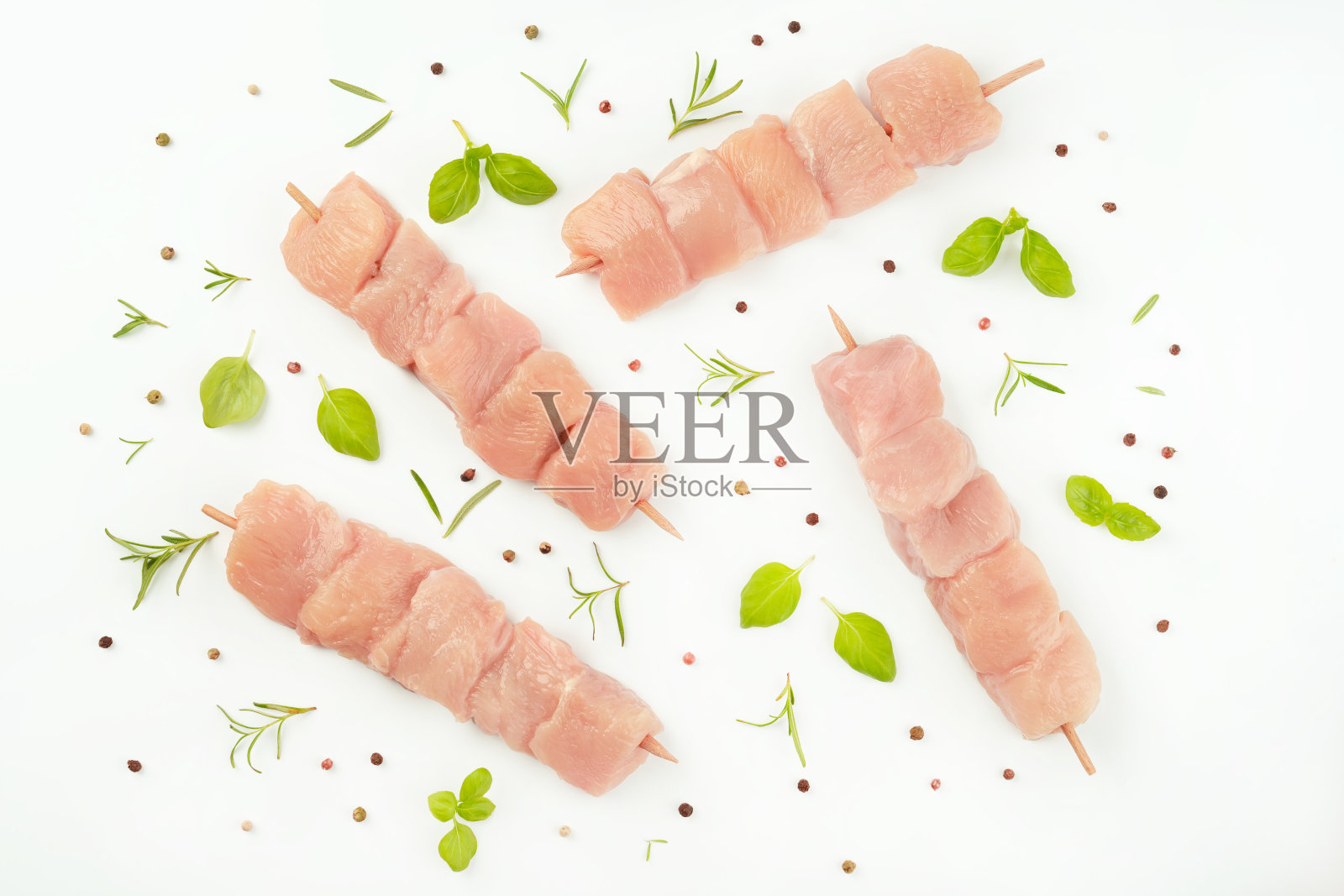 鸡肉串。鸡胸片。设计师采购。有机食品，健康饮食。超市用的生鸡肉串，白色背景。零售食品。照片摄影图片