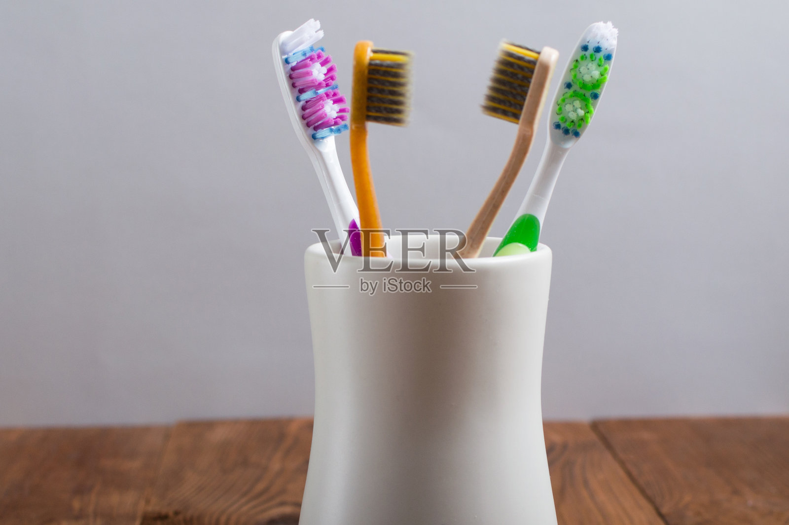 全家用的白色陶瓷杯牙刷。Healcare概念照片摄影图片