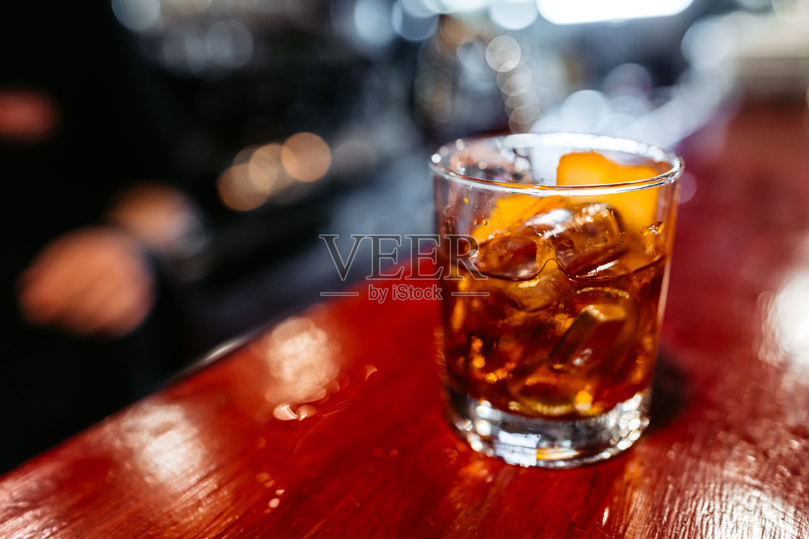 吧台上的威士忌照片摄影图片