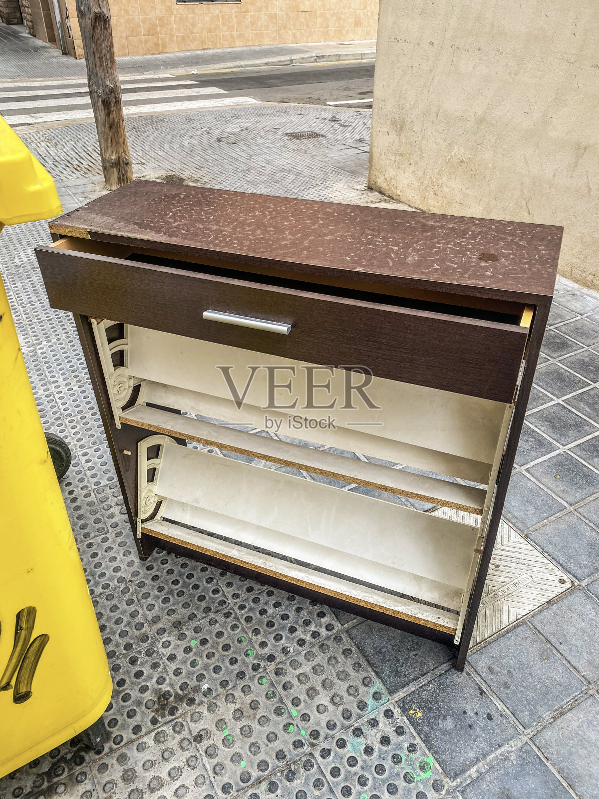 街上的破木柜照片摄影图片