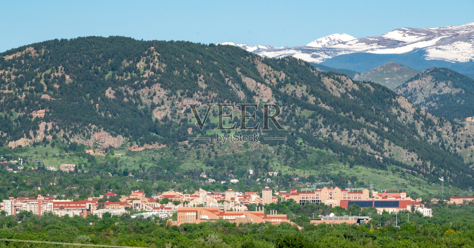 春天的科罗拉多大学博尔德校区，弗拉格斯塔夫山和大陆分水岭之外。照片摄影图片