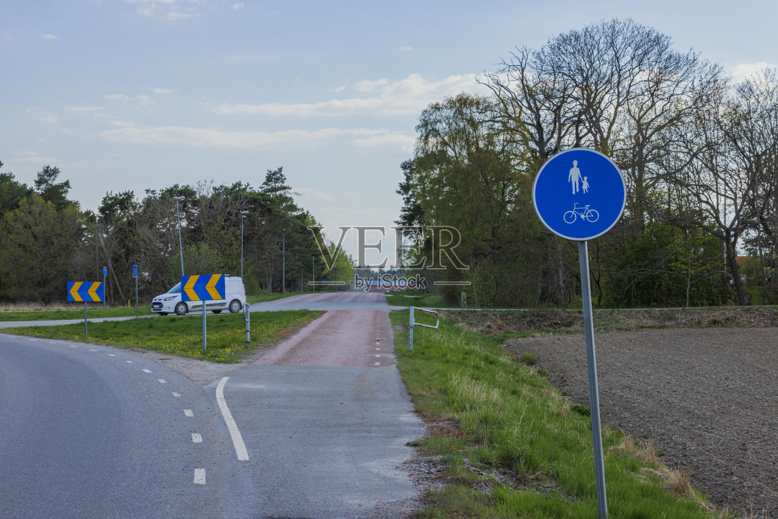 美丽乡村背景下的自行车道。瑞典。照片摄影图片