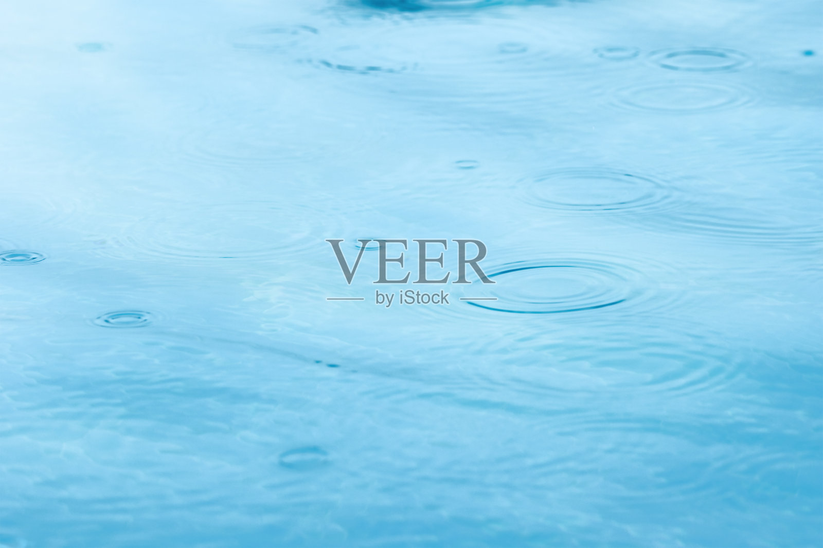 完美的水面，极其干净的水面。照片摄影图片